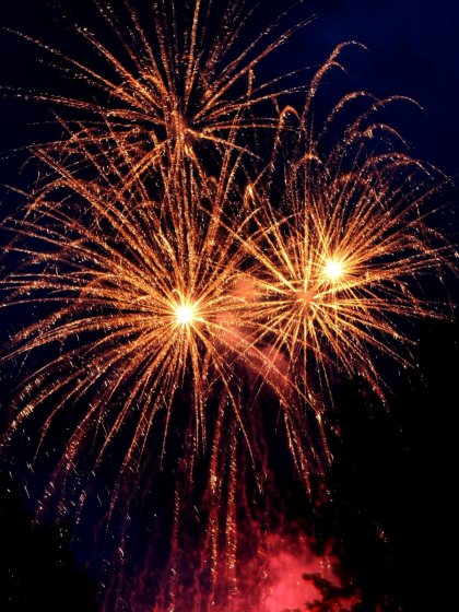 Photo de Sebastian Hietsch: https://www.pexels.com/fr-fr/photo/feux-d-artifice-pendant-la-nuit-10967/